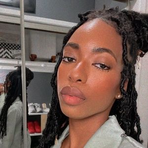 Meet your Posher, Cynthia